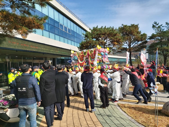 경북 안동시 풍산읍 신양리 의료폐기물소각장 저지대책위원회 주민들이 21일 오후 대구 달서구 정부지방합동청사 대구지방환경청 앞에서 소각장 건립 반대를 요구하며 상여를 메고 청사 진입을 시도하고 있다. 김민규 기자 whitekmg@hankookilbo.com