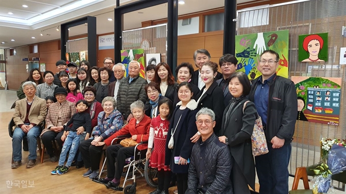 [저작권 한국일보]지난 16일 제주도 2청사 로비에서는 생전 처음 붓을 잡아본 70, 80대 어르신들이 각자의 인생을 화폭에 담아 선보이는 ‘행복전시회’ 개막식이 열렸다. 사진은 이번 전시회에서 그림을 출품한 할머니, 할아버지와 전시회를 찾은 가족들, 전시회를 준비한 관계자들이 기념촬영을 하고 있는 모습. 김영헌 기자.