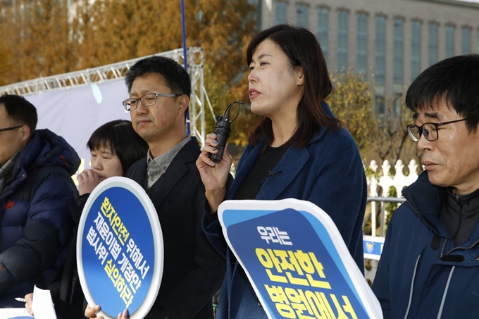 한국환자단체연합회가 18일 국회 앞에서 ‘재윤이법을 포함한 환자안전법 개정안 법사위 심의ㆍ통과 촉구’ 기자회견을 연 가운데 환자안전사고로 숨진 재윤군의 어머니 허희정씨가 조속한 법 통과를 호소하고 있다. 한국환자단체연합회 제공