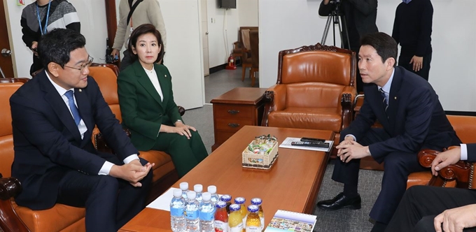 이인영 더불어민주당 원내대표(오른쪽), 나경원 자유한국당 원내대표(가운데), 오신환 바른미래당 원내대표가 18일 오전 서울 여의도 국회에서 정례 회동을 가지고 있다. 오대근기자