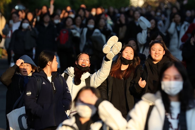 2020학년도 대학수학능력시험이 치러진 14일 오후 광주시 남구 동아여고에서 수능을 마친 학생들이 시험장에서 나오고 있다. 연합뉴스