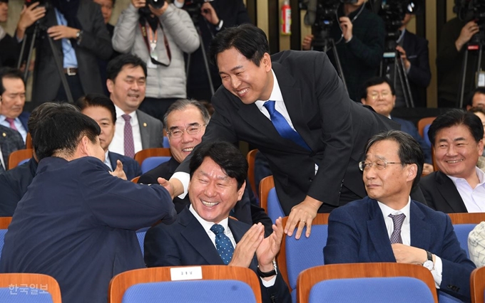 18일 오후 서울 여의도 국회에서 열린 의원총회에서 최근 입당한 손금주 의원이 박수를 받으며 인사를 나누고 있다. 오대근기자