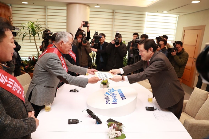 광주군공항 무안이전반대 범군민대책위원회 모종국 상임위원장이 이용섭시장실을 방문하고 이전반대성명서를 전달했다.군의회 제공