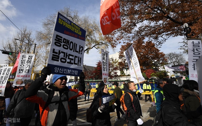 민중당 및 민주노총 관계자들이 행진을 하며 인상반대 구호를 외치고 있다. 서재훈 기자