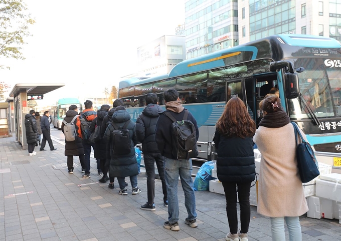 명성운수 노조가 파업을 선언한 19일 오전 경기 고양시 대화동 버스정류장에서 시민들이 버스를 기다리고 있다. 연합뉴스