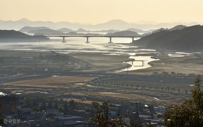 벌교읍 서편 부용산에서 내려다본 풍경. 읍내를 통과한 벌교천 갯물이 느릿느릿 여자만으로 흘러 든다. 질펀한 갯벌이 형성된 하천 주변엔 갈대가 한창이다. 바다를 가로지르는 교량은 남해고속도로(순천~영암) 벌교대교다. 보성=최흥수 기자