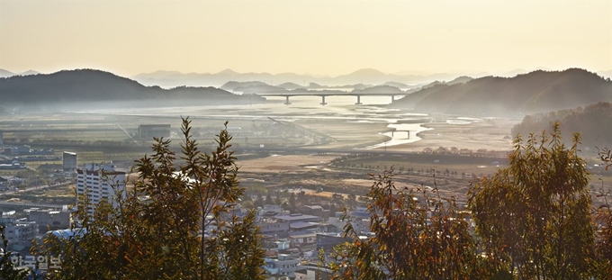 부용산 팔각정에 오르면 벌교읍내와 들판, 벌교천 주변 갈대밭이 한눈에 들어온다.