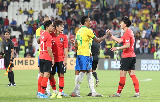 19일(한국시간) 아랍에미리트(UAE) 아부다비의 모하메드 빈 자예드 스타디움에서 열린 대한민국과 브라질 대표팀의 친선경기에서 0-3으로 패한 축구대표팀의 손흥민이 에데르 밀리탕(레알 마드리드)과 악수하고 있다. 아부다비=연합뉴스