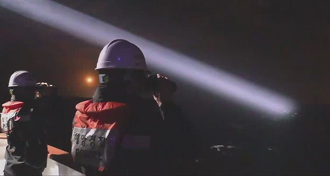 지난 19일 밤 제주 차귀도 서쪽 해상에서 화재사고가 난 대성호(29톤) 실종자를 찾기 위한 수색 작업이 이뤄지고 있다. 제주해양경찰청 제공