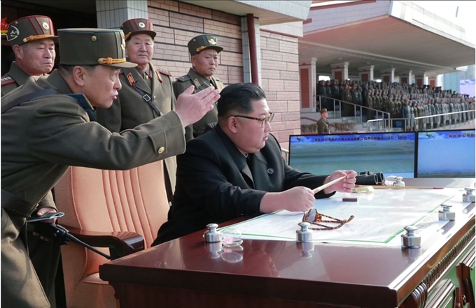 김정은 국무위원장이 원산갈마비행장에서 열린 ‘조선인민군 항공 및 반항공군 비행지휘성원들의 전투비행술경기대회-2019’를 참관했다고 조선중앙TV가 16일 보도했다. 김 위원장이 간부들과 경기대회를 보고 있다. 조선중앙통신 연합뉴스