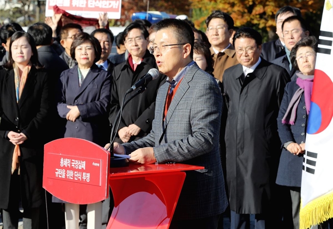 자유한국당 황교안 대표가 20일 오후 청와대 앞에서 대국민 호소문을 발표하고 있다. 연합뉴스