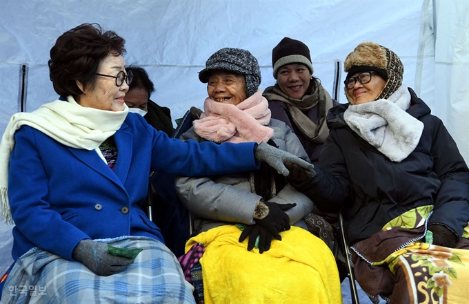 20일 서울 종로구 옛 일본대사관 앞에서 열린 일본군 성노예제 문제해결을 위한 정기 수요시위에서 위안부 피해자 이용수 할머니와 필리핀 일본군 위안부 피해자인 나르시사 클라베리아 할머니(가운데), 에스텔리타 디 할머니가 인사를 나누고 있다.고영권 기자