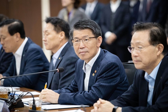 은성수 금융위원장이 20일 서울 중구 신용회복위원회에서 열린 자영업자 금융지원 프로그램 이용자 간담회에서 참석자 발언을 듣고 있다. 뉴시스