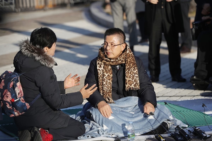 자유한국당 황교안 대표가 20일 오후 청와대 앞에서 국정 대전환을 촉구하는 단식 투쟁을 시작하고 있다. 연합뉴스