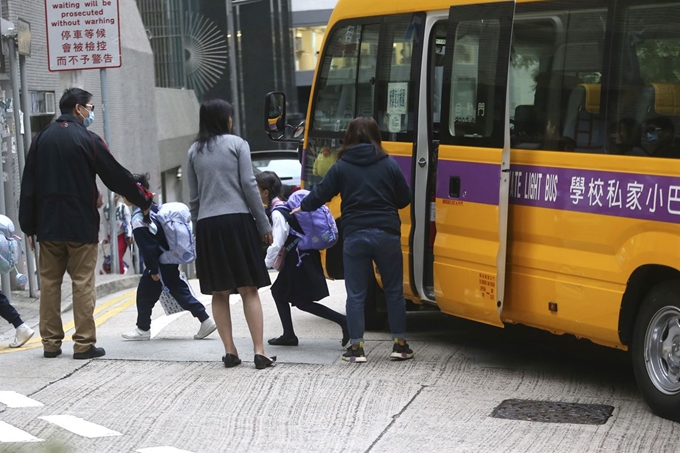 홍콩 반정부 시위로 휴교에 들어갔던 각급 학교들이 수업을 재개하면서 20일 어린이들이 통학버스에서 내려 학교로 들어가고 있다. 홍콩=AP 연합뉴스