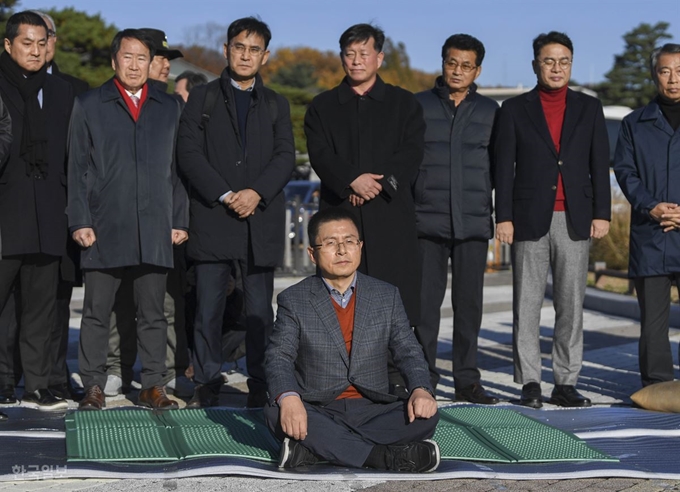 황교안 자유한국당 대표가 20일 청와대 앞 분수광장에서 단식 투쟁을 벌이고 있다. 박형기 인턴기자