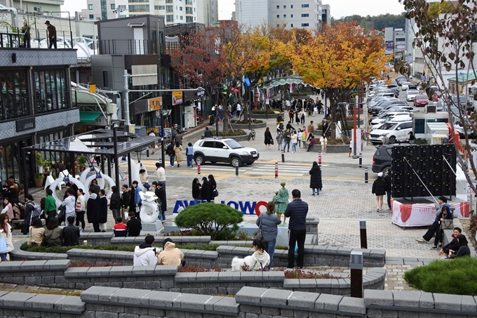 강릉역에서 강남동 부흥마을까지 강릉 도심을 관통하던 철길을 휴식, 문화공간으로 탈바꿈시킨 강릉 월화거리는 도시재생의 모범사례라는 평가를 받고 있다. 박은성 기자