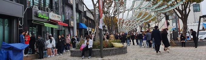 강릉 월화거리에는 최소 30분 이상 줄을 서야 할 정도로 유명한 맛집이 많다. 박은성 기자