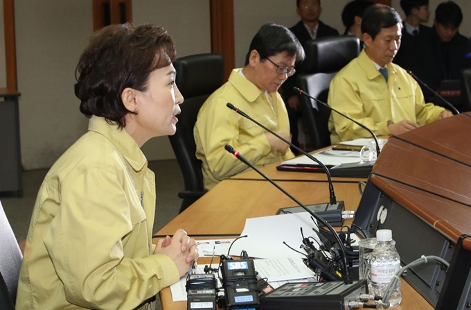 전국철도노동조합 파업 이틀째인 21일 오전 김현미 국토교통부 장관이 서울 구로구 철도교통관제센터를 방문해 비상 수송 상황을 점검하고 있다. 연합뉴스