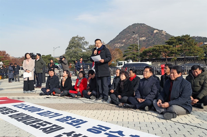 자유한국당 황교안 대표가 21일 청와대 앞 분수대 광장에서 열린 최고위원회의에서 발언하고 있다. 연합뉴스