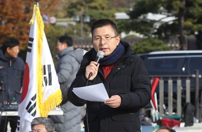 자유한국당 황교안 대표가 21일 청와대 앞 분수대 광장에서 열린 최고위원회의에서 발언하고 있다. 연합뉴스