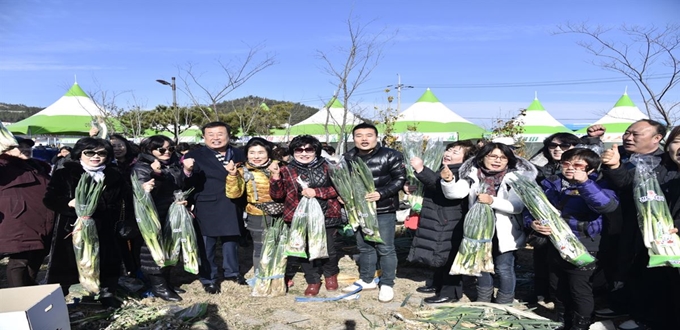 지난해 11월 진도대파축제에 참여한 관광객들이 대파를 저렴하게 구입했다. 진도군 제공