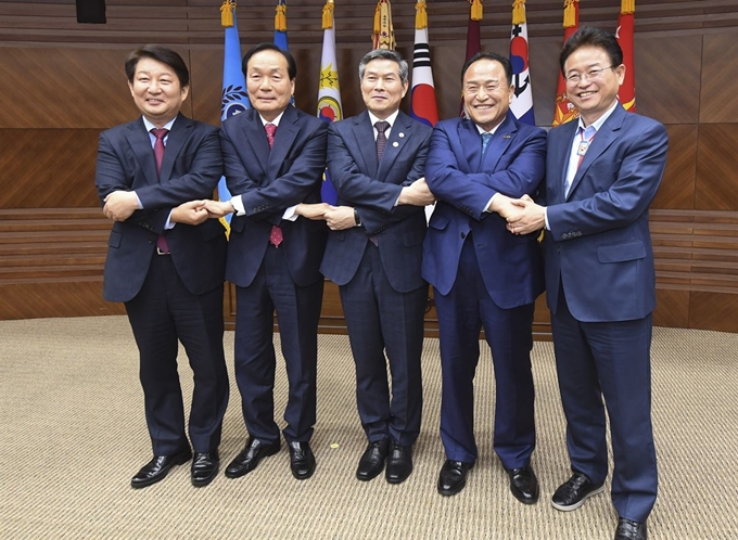 정경두(가운데) 국방부 장관과 4개 지자체장이 최근 대구 군 공항 이전부지선정위원회를 구성하기로 합의하고 기념사진을 찍고 있다. 경북도 제공