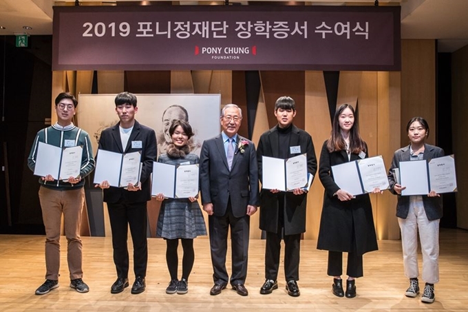 지난해 12월 서울 삼성동 아이파크타워에서 열린 2019 포니정재단 장학증서 수여식에서 김철수(가운데) 이사장이 장학생들과 기념촬영을 하고 있다. HDC현대산업개발 제공