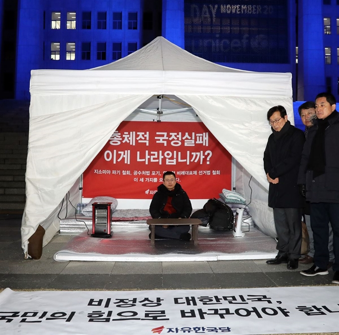 황교안 자유한국당 대표가 20일 여의도 국회 본청앞 천막에서 단식 투쟁을 하고 있다. 황교안 대표는 이날 오후 청와대 분수광장 앞에서 대국민 호소문을 통해 "절체절명의 국가 위기를 막기 위해 무기한 단식 투쟁을 시작하겠다. 죽기를 각오하겠다"며 단식을 선언했다. 이후 청와대 앞 단식이 집시법 위반으로 불허되자 장소를 국회로 옮겨 이어 갔다. 황 대표는 지소미아 파기, 공수처법 포기, 연동형 비례대표제 선거버 철회를 촉구 했다. 뉴스1