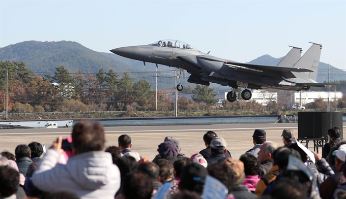 공군 소속 전투기 F-15K가 21일 오후 경남 창녕군 도천면 남지 비상활주로 인근에서 '2019년 남지 비상활주로 이착륙 훈련'을 하고 있다. 연합뉴스