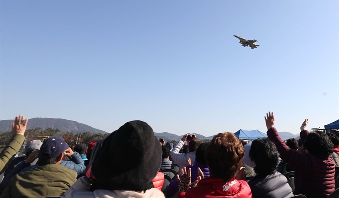 공군 소속 전투기 KF-16이 21일 오후 경남 창녕군 도천면 남지 비상활주로 인근에서 '2019년 남지 비상활주로 이착륙 훈련'을 하고 있다.연합뉴스