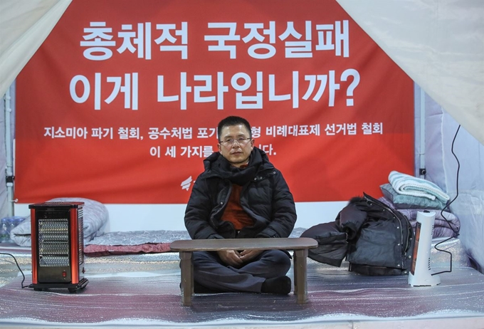 '지소미아 파기 철회, 공수처 설치법 포기, 연동형 비례대표제 선거법 철회'를 요구하며 무기한 단식투쟁에 돌입한 황교안 자유한국당 대표가 20일 저녁 국회 본청 앞에 설치된 천막에서 단식투쟁을 시작하고 있다. 연합뉴스