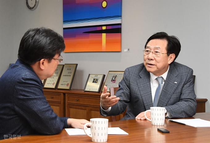 김기문 중소기업중앙회장(오른쪽)이 서울 여의도 중소기업중앙회관에서 장인철 논설위원과 주52시간제 확대 등에 따른 업계 상황에 대해 이야기를 나누고 있다. 오대근기자