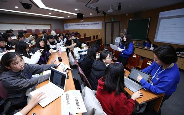 총회에 참석한 청소년들이 각국 대표역할을 맡아 협의를 하고 있다. 에코맘코리아 제공