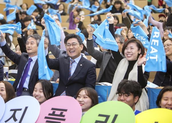 이번 행사의 공동조직위원장을 맡고 있는 안병옥 국가기후환경 운영위원장, 오신환(중앙) 국회의원, 하지원(왼쪽부터) 대표가 플라스틱 오염 추방 퍼포먼스를 펼치고 있다. 에코맘코리아 제공