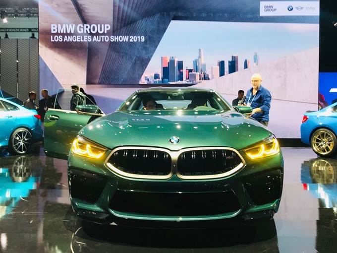 BMW가 현지시간 20일 미국 LA컨벤션센터에서 열린 '2019 LA오토쇼'에서 세계 최초로 선보인 'M8 그란쿠페 컴페티션'.