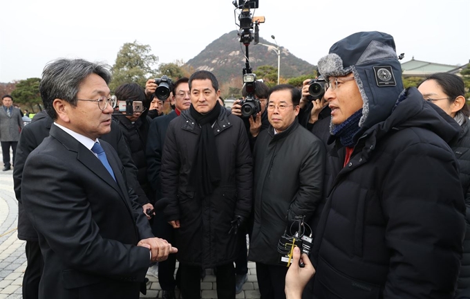 강기정 청와대 정무수석(왼쪽)이 21일 오후 청와대 앞 분수대 광장에서 단식 중인 자유한국당 황교안 대표를 찾아 대화를 하고 있다. 연합뉴스