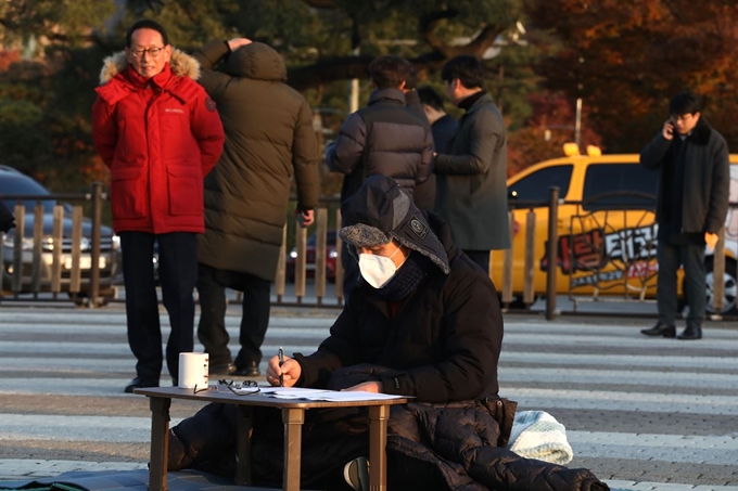 황교안 자유한국당 대표가 21일 서울 청와대 분수대 앞에서 단식 투쟁을 하고 있다. 연합뉴스