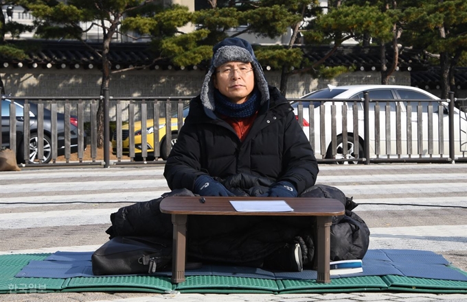 황교안 자유한국당 대표가 21일 청와대 분수대 앞에서 최고위원회의를 마친 후 이틀째 단식을 하고 있다. 오대근 기자