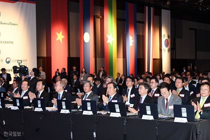 한국일보가 주최하는 2019 코라시아 포럼이 22일 서울 중구 신라호텔 에서 '한ㆍ아세안 30년:공동 번영의 신시대로'란 주제로 열린 가운데 문재인 대통령의 축전이 끝나자 승명호 한국일보 회장과 문희상 국회의장 등 참석자들이 박수를 치고 있다. 홍인기 기자