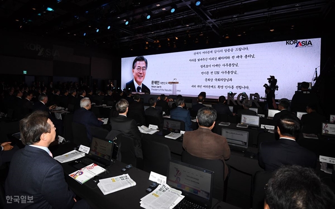 문재인 대통령이 22일 한국일보 주최 ‘2019 코라시아포럼’에 보낸 축전이 행사장인 서울 중구 신라호텔 다이너스티홀의 대형 스크린에 뜬 모습. 홍인기 기자