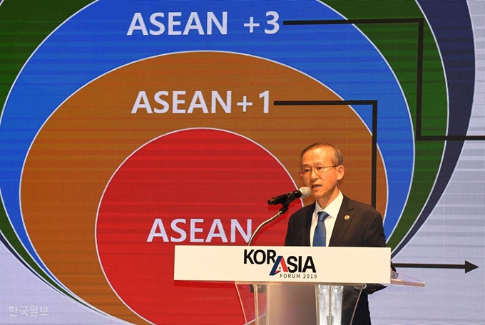 한국일보가 주최하는 2019 코라시아 포럼이 22일 서울 중구 신라호텔 에서 열린 가운데 '세션II-한ㆍ아세안, 우호를 넘어 전략적 동반자로'란 주제의 토론에 앞서 임성남 주아세안대한민국대표부 대사가 주제발표를 하고 있다. 홍인기 기자