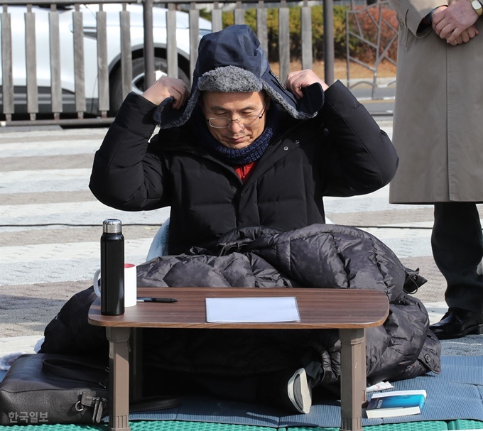 황교안 자유한국당 대표가 21일 오전 청와대 분수대 앞에서 최고위원회의를 마친 후 이틀째 단식을 이어가고 있다. 오대근기자