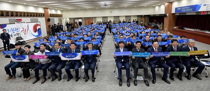 22일 충남도청에서 열린 ‘참좋은 지방자치 정책대회’에 참가한 대전 충남지역 시장, 군수, 구청장들이 기념촬영을 하고 있다. 참좋은지방정부협의회 제공