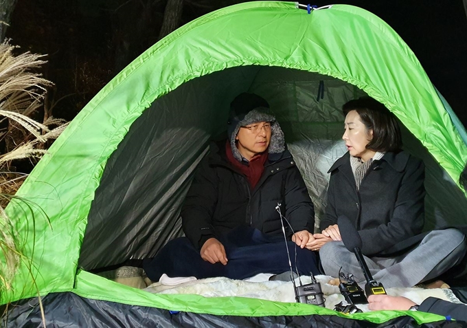 자유한국당 나경원 원내대표가 23일 오전 미국에서 돌아온 뒤 청와대 앞 분수대 광장에서 단식투쟁을 하는 황교안 대표를 찾아 대화하고 있다. 연합뉴스