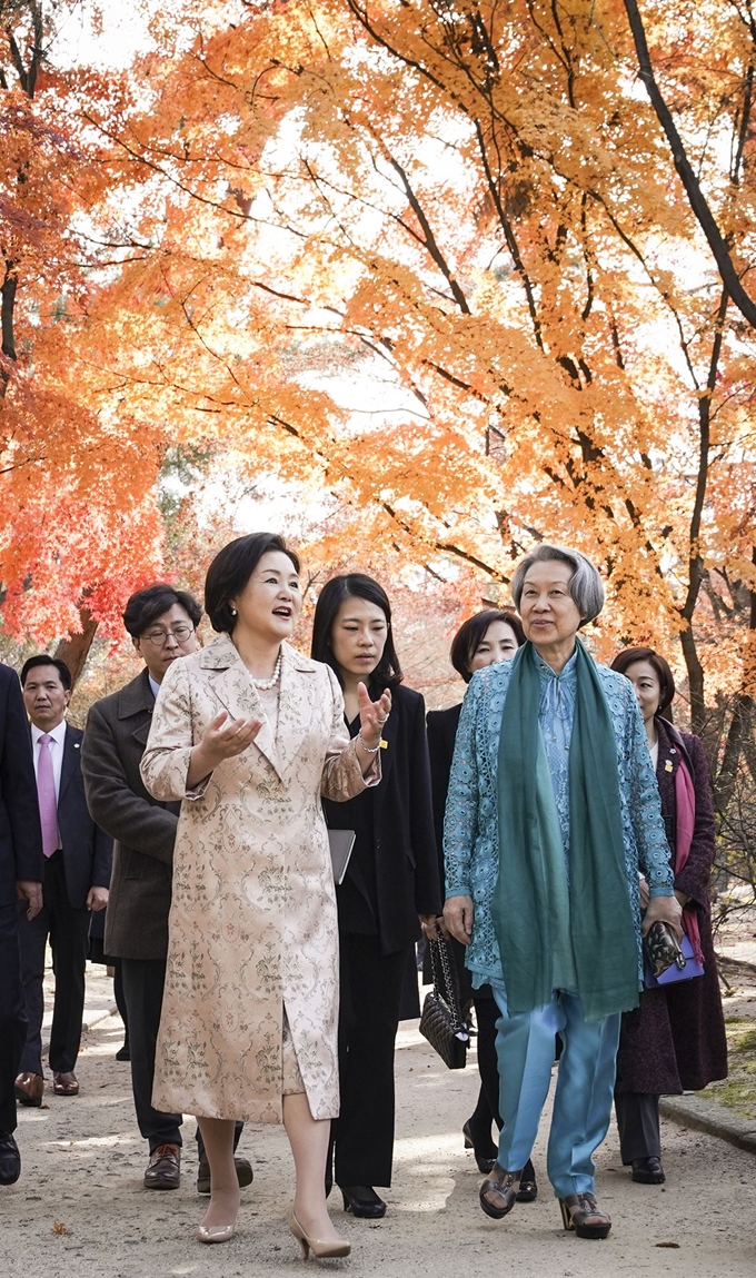 문재인 대통령 부인 김정숙 여사와 리셴룽(李顯龍) 싱가포르 총리 부인 호칭 여사가 23일 오후 창경궁에서 친교산책을 하고 있다. 연합뉴스