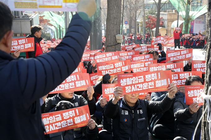 지난 22일 경기도 고양시청 앞에서 지난 19일부터 전면 파업에 돌입한 명성운수 조합원들이 파업 승리 결의대회를 열고 투쟁 구호를 외치고 있다. 연합뉴스