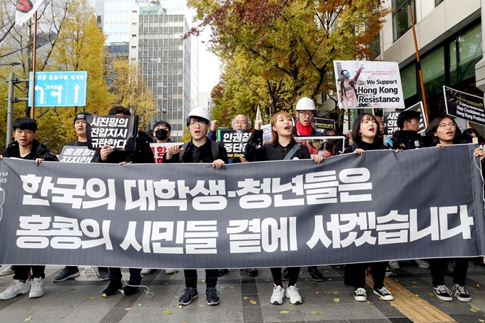 23일 오후 서울 중구 옛 인권위원회 건물 앞에서 열린 '홍콩의 민주주의를 위한 대학생·청년 긴급행동' 참가자들이 주한중국대사관 방향으로 행진하고 있다. 뉴시스