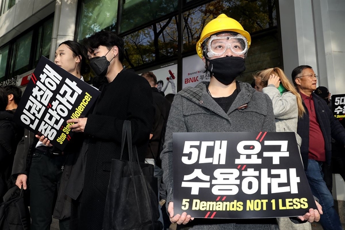 23일 오후 서울 중구 옛 인권위원회 건물 앞에서 열린 '홍콩의 민주주의를 위한 대학생·청년 긴급행동' 참가자들이 손피켓을 들고 있다. 뉴시스