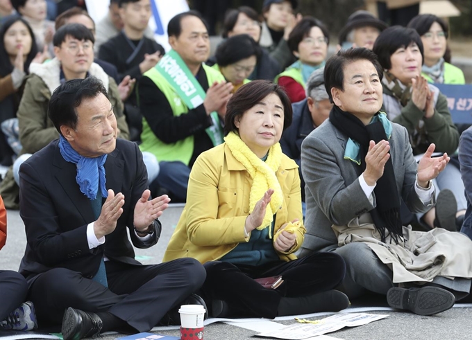 23일 오후 여의도 국회 앞에서 열린 2019 선거제도 개혁을 위한 여의도 불꽃집회에서 바른미래당 손학규 대표(왼쪽 두 번째부터), 정의당 심상정 대표, 민주평화당 정동영 대표가 박수를 치고 있다. 연합뉴스